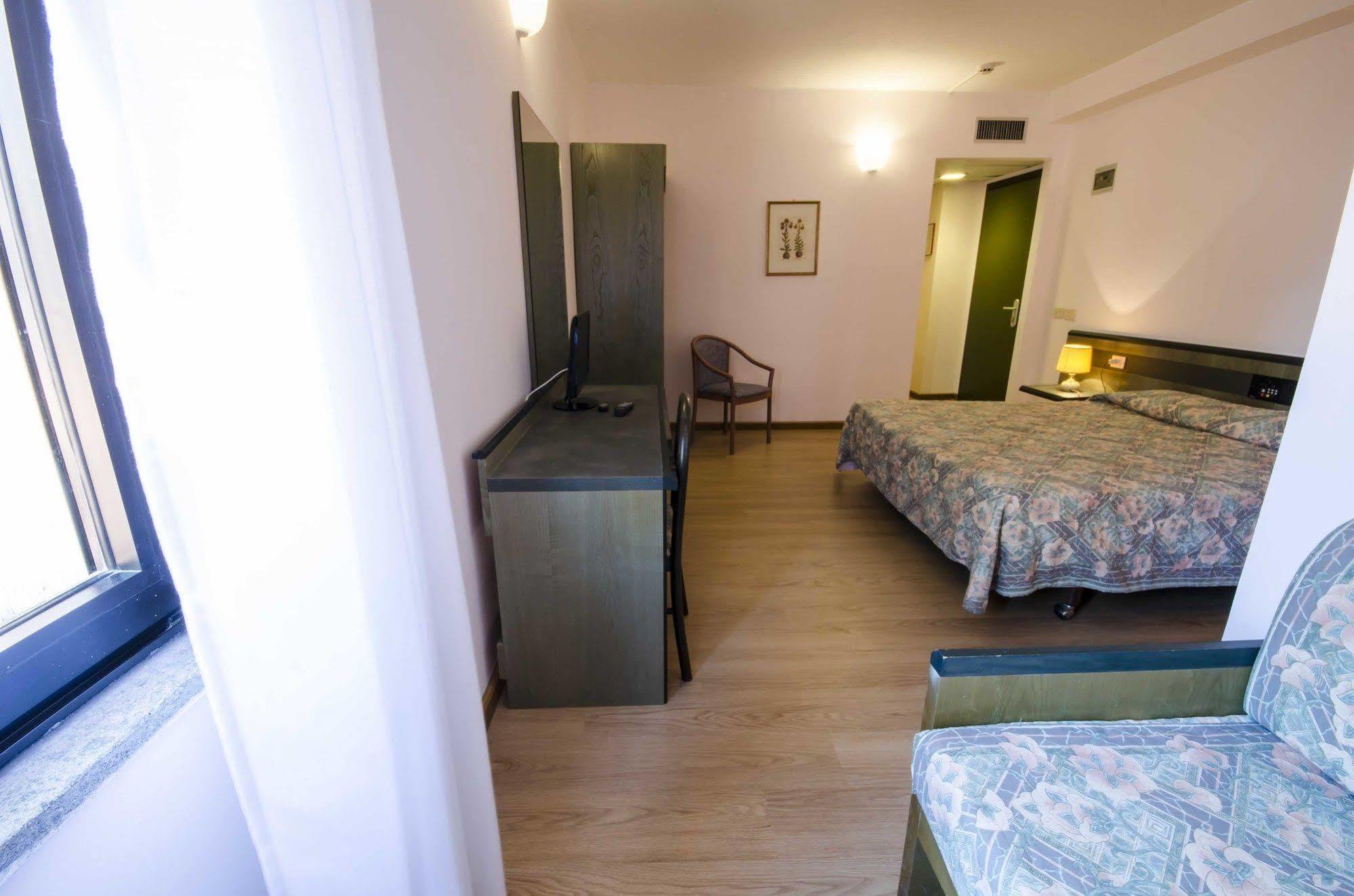 Hotel Torre Del Sole Tarquinia Exterior foto