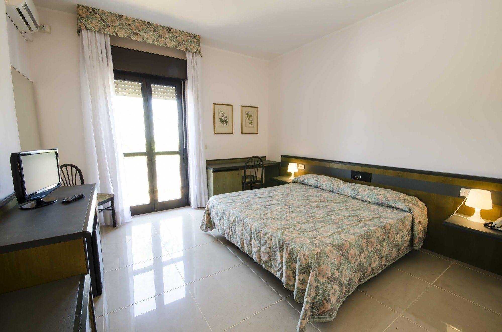 Hotel Torre Del Sole Tarquinia Exterior foto